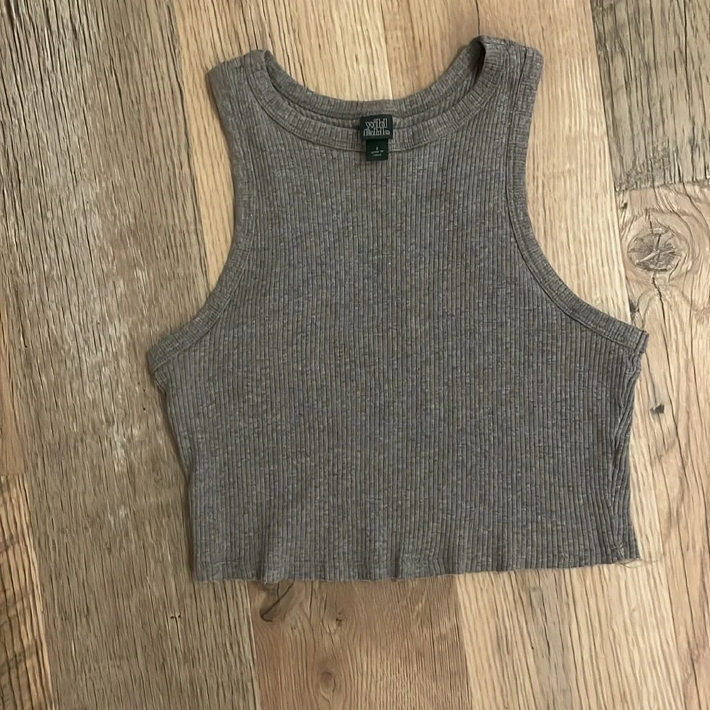 Two basic crop tops! - Picture 2 of 4